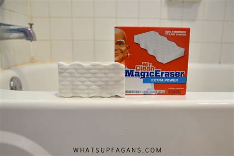 Restore your bathtub's original color with the magic eraser technique